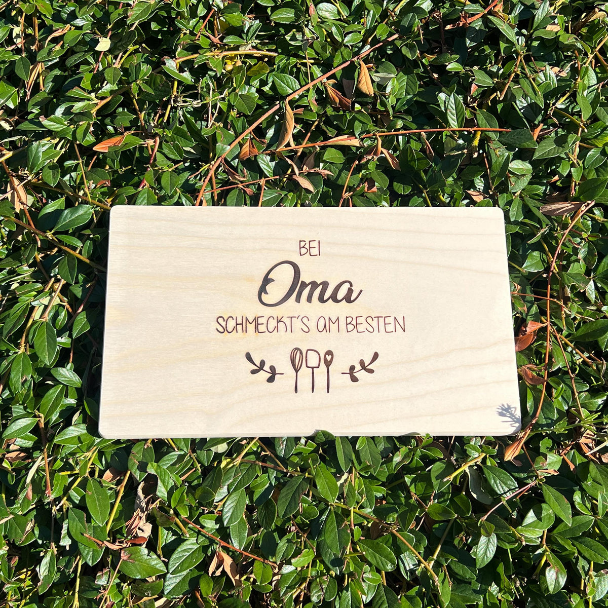 Geschenk Oma | Frühstücksbrett Holz | Schneidebrett Holz | Brotzeitbrett Gravur | Geburtstagsgeschenk | Bei Oma schmeckt's am besten
