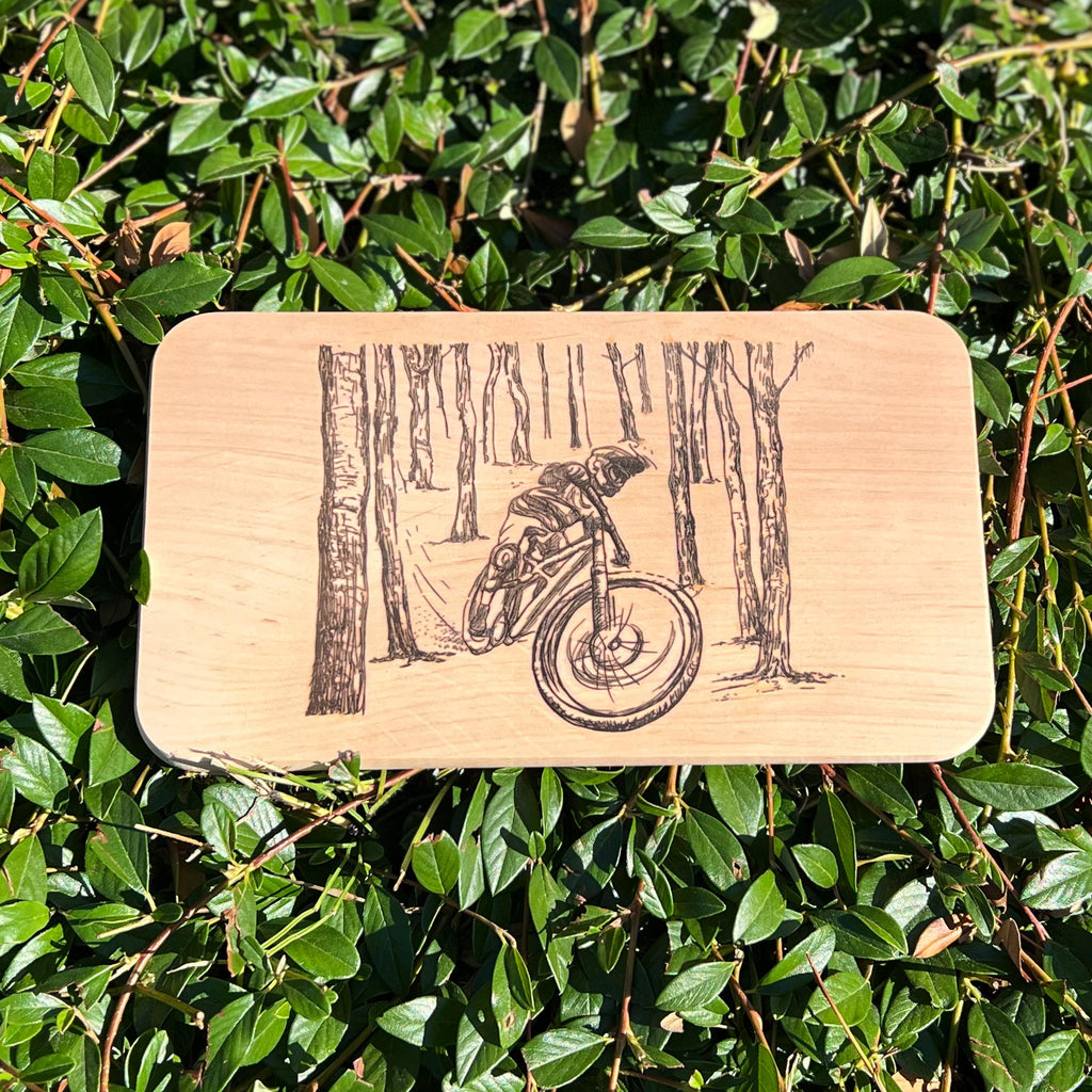 Mountainbike Geschenk | Schneidebrett Holz | Brotzeitbrett Fahrrad | Wald Motiv Holz | Geburtstagsgeschenk | Outdoor Geschenk