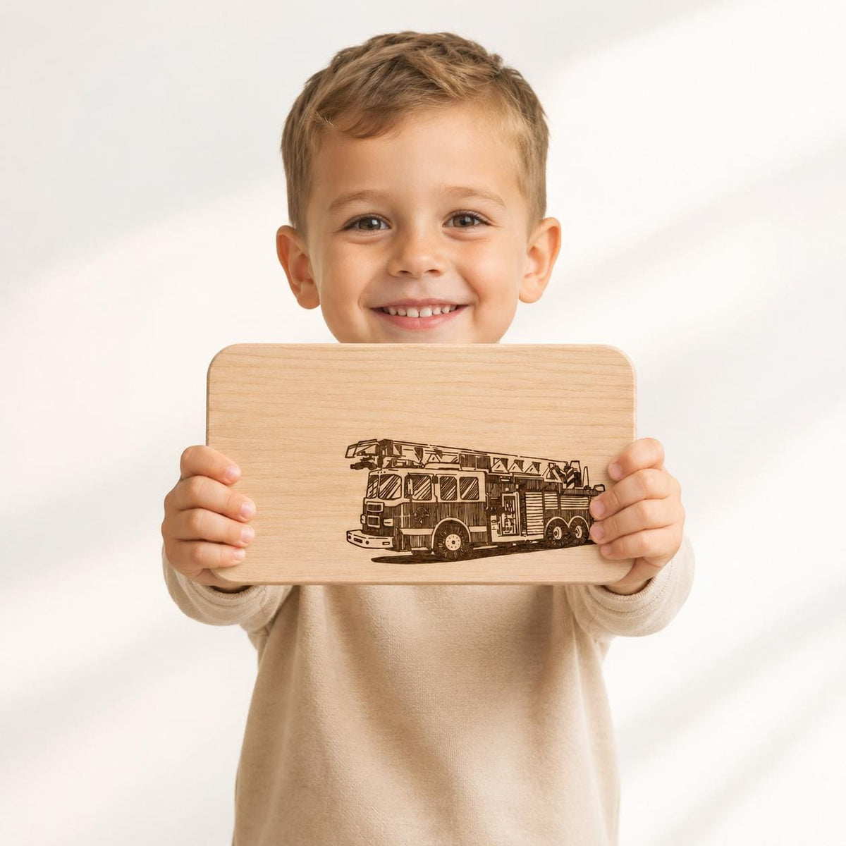 Frühstücksbrett Kinder | Feuerwehr Holzbrett | Brotzeitbrett Gravur | Schneidebrett Holz | Feuerwehrauto Motiv | Geschenk Kinder | Geschenk
